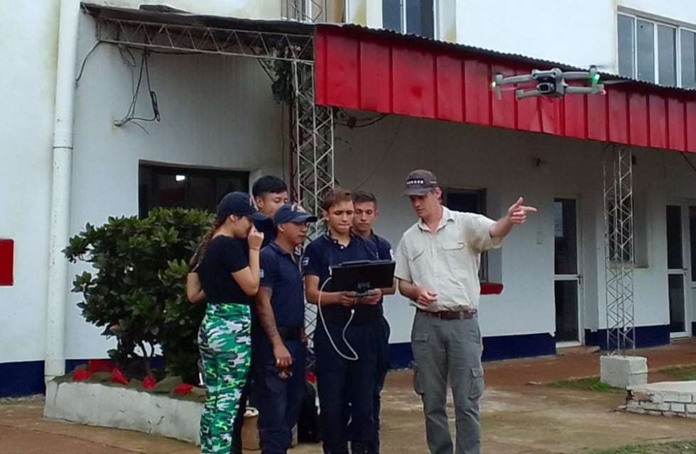 Eldorado: Bomberos Voluntarios se capacitaron en el uso de drones para combatir siniestros