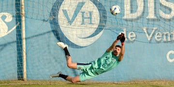 El puntaltense Valentino Torres fue figura para que LIniers llegue a la final del Clausura. (Foto: Andrea Castaño - La Nueva).
