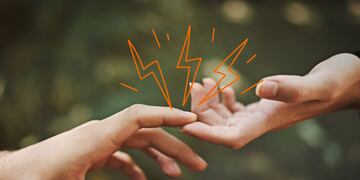 Por qué algunas personas te pasan corriente cuando las tocas