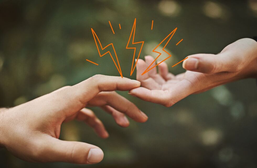 Por qué algunas personas te pasan corriente cuando las tocas