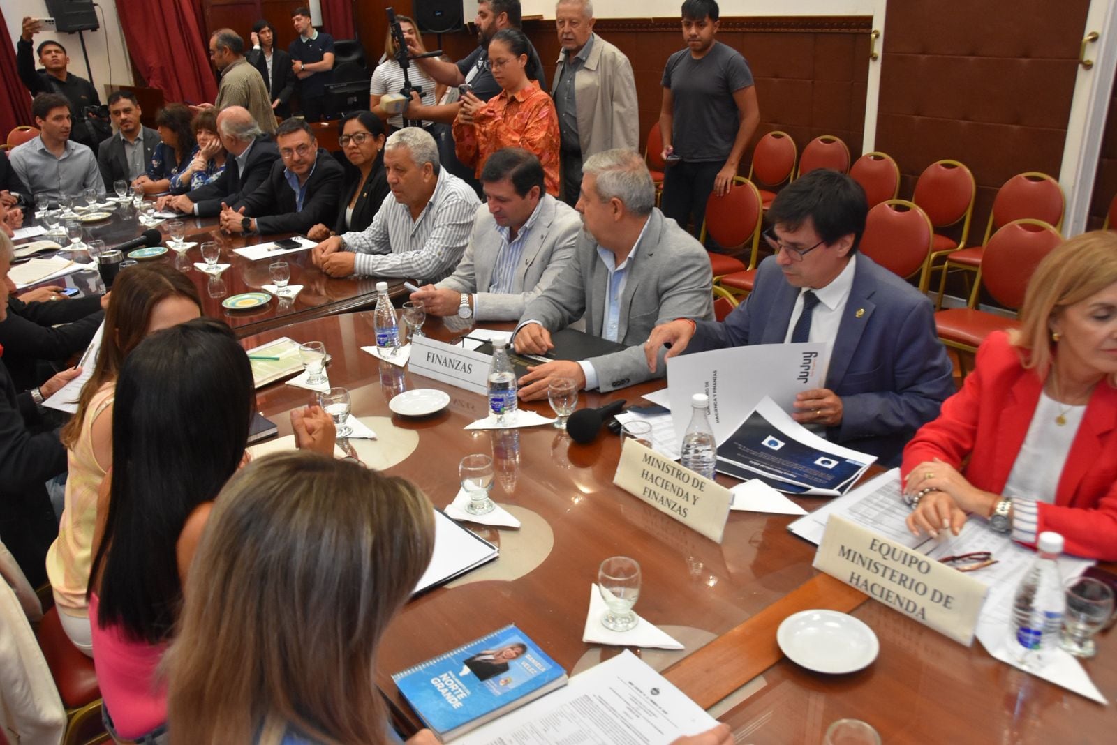 El ministro Cardozo asistió a la Cámara de Diputados junto a su equipo técnico-profesional para exponer los fundamentos y la estructura y detalles del presupuesto 2026 elaborado por el Gobierno de Jujuy.