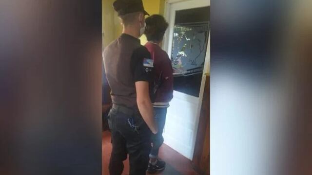 Los detuvieron vistiendo las prendas robadas de su vecino en Guaraní.