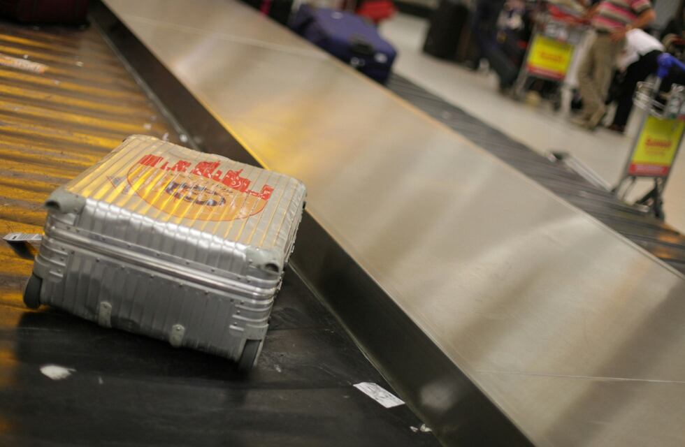 Córdoba: condenaron a una aseguradora por demoras en vuelos internacionales y entrega de equipaje