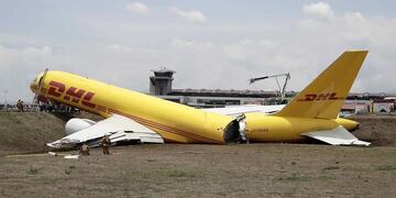 Así quedó el avión de DHL partido en la pista del aeropuerto de Costa Rica.