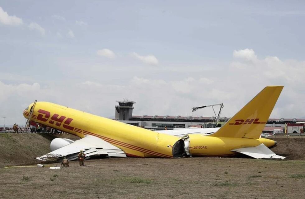 Impactante: las imágenes del avión en Costa Rica que se partió en dos