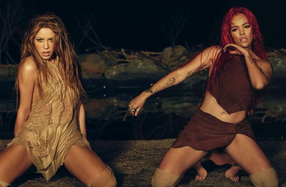 Escotes, aberturas y minifaldas: los arriesgados looks de Shakira y Karol G en el videoclip con dardos para Piqué y Anuel AA