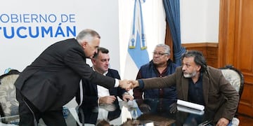 El incremento incluye un ajuste automático por inflación hasta octubre. Los gremios valoraron el apoyo de Osvaldo Jaldo para mantener activas las obras públicas y preservar el funcionamiento de los organismos.