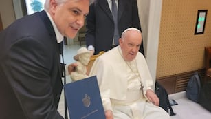 El gobernador electo Martín Llaryora junto al papa Francisco.