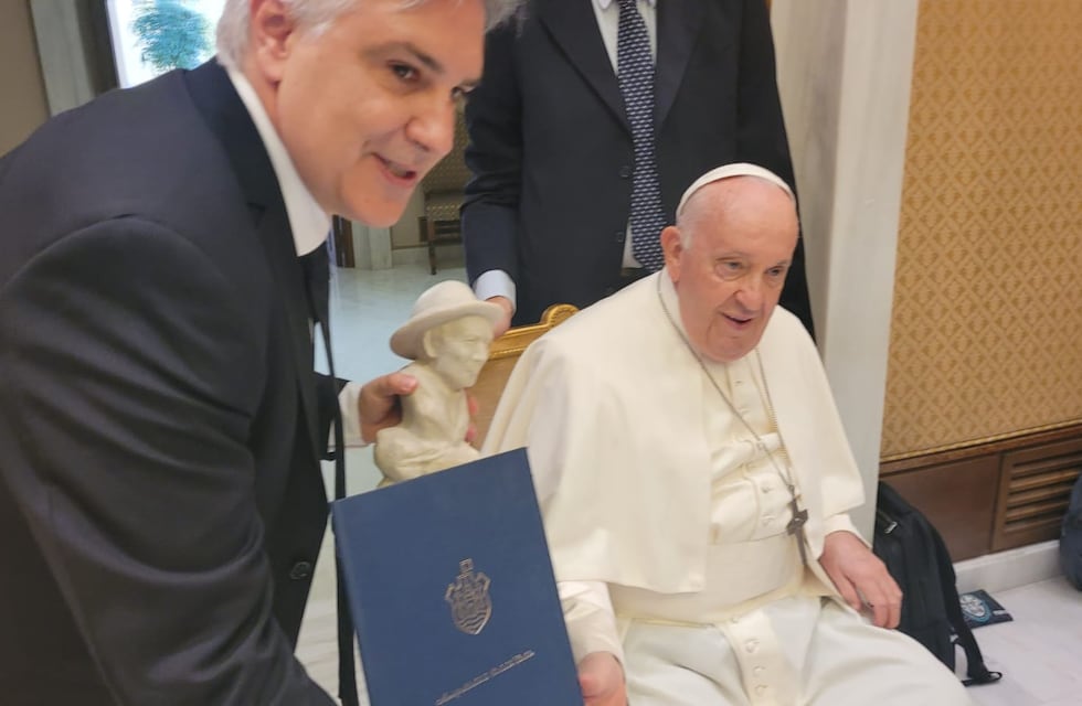 Martín Llaryora invitó al Papa Francisco a Córdoba: qué regalos le entregó