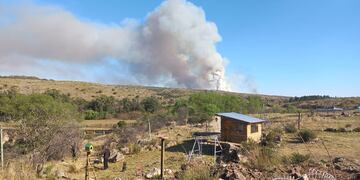 Así se ve el incendio de La Cumbre desde Villa Giardino. (Gentileza Marcelo González)