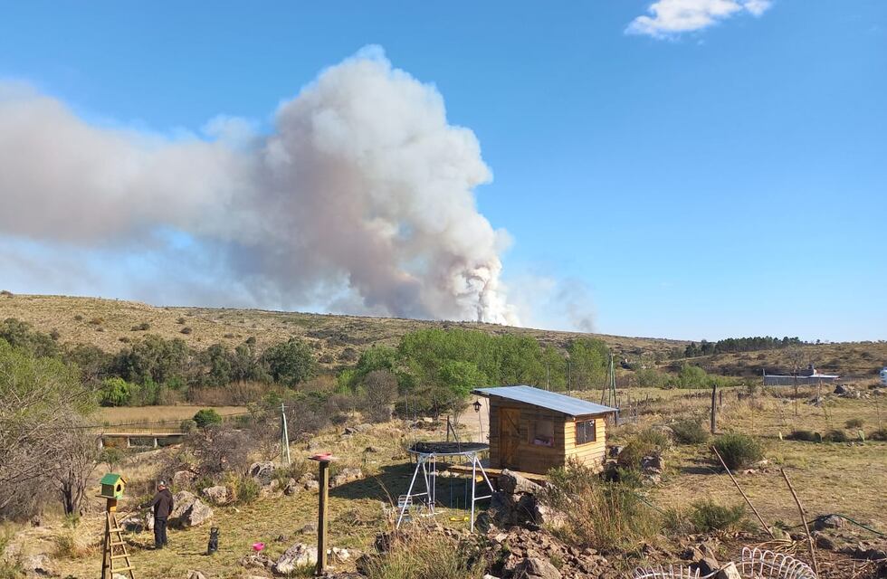 Bomberos combaten incendios Villa Giardino y La Cumbre