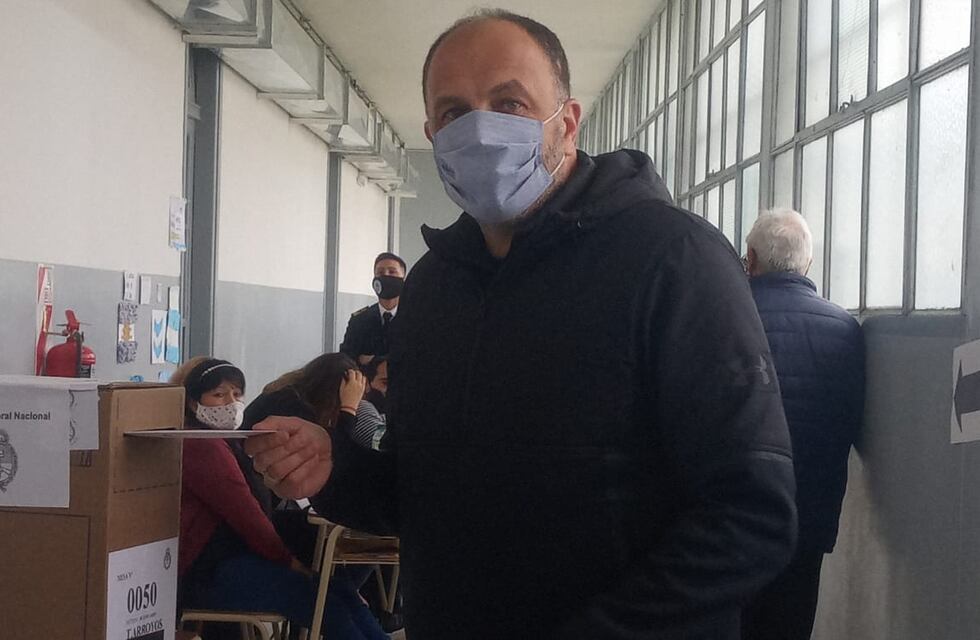 Elecciones PASO en Tres Arroyos: Garate votó en la Escuela EP Nº 5