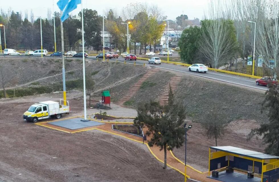 Impactante accidente en Mendoza: robaron un auto, escaparon de la policía y volcaron