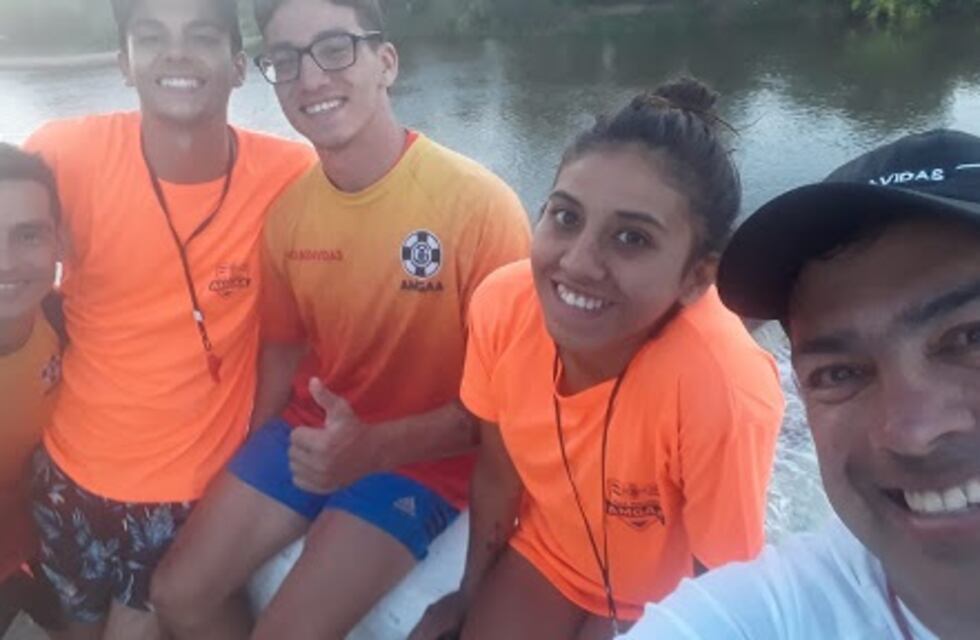 Cinco guardavidas le salvaron la vida a dos jóvenes en el Dique Vulpiani
