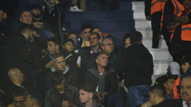 Luis Fabián Artime, presidente de Belgrano, viendo el partido de la Reserva de Belgrano ante Talleres. (Facundo Luque)