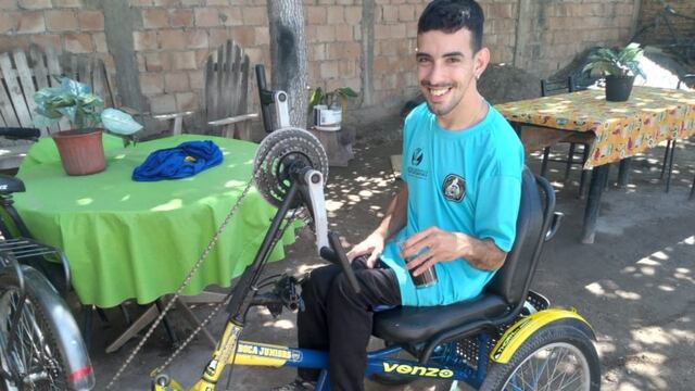 Lucas en su bici adaptada reparada y lista para correr.