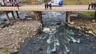 Un auto cayó de un puente en Río Tercero.