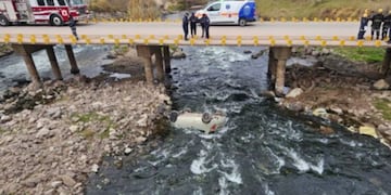 Un auto cayó de un puente en Río Tercero.