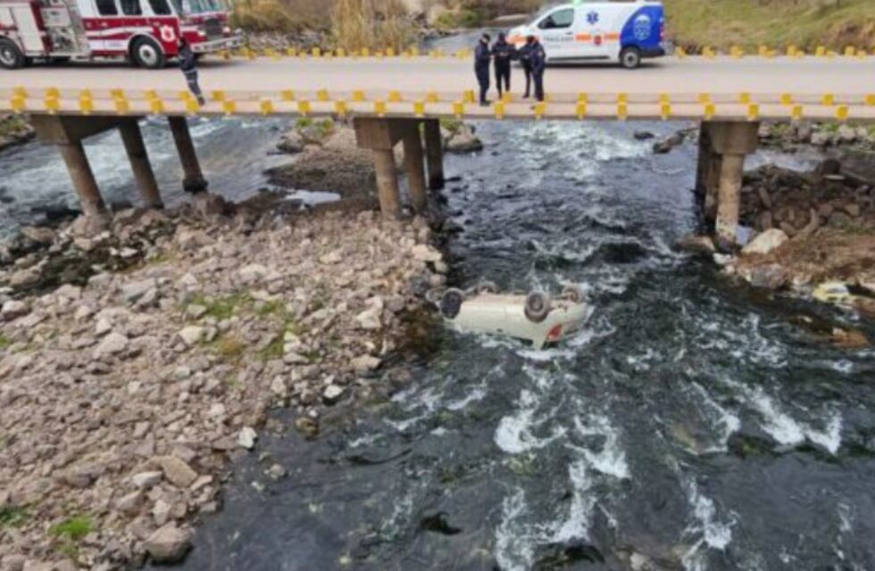 Un auto cayó de un puente directo al río: cómo fue el impactante accidente en Río Tercero