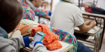 Córdoba regulará el uso de celulares en las escuelas.