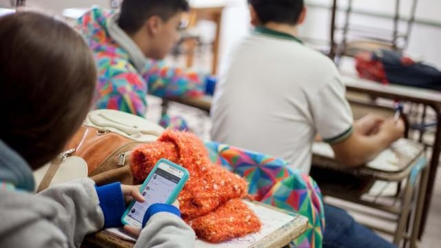 Córdoba regulará el uso de celulares en las escuelas.