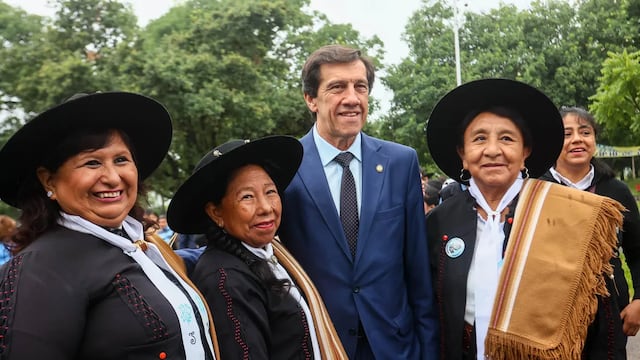 Las mujeres gauchas también rindieron homenaje a los 190 años de la Declaración de Autonomía Política de Jujuy. Al término del acto saludaron al gobernador Carlos Sadir.