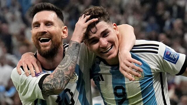 El cordobés Julián Álvarez y sus cuatro goles para el pinito de Navidad. Se auto regaló esta foto con Lionel Messi (La Voz).