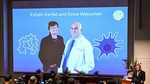 La bioquímica húngara Katalin Karikó y el investigador estadounidense Drew Weissman son premio Nobel de Medicina. Foto: La Voz