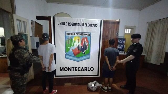 Montecarlo: dos jóvenes fueron detenidos con marihuana fraccionada en la mochila.