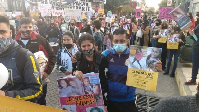 Yamila Cialone y Eric Lucero, padres de la menor desaparecida encabezan esta nueva marcha que recorre las calles de San Luis.