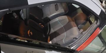 móvil policial apedreado