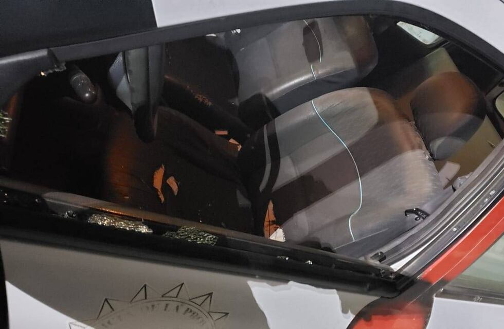 Lluvia de piedras a un móvil policial