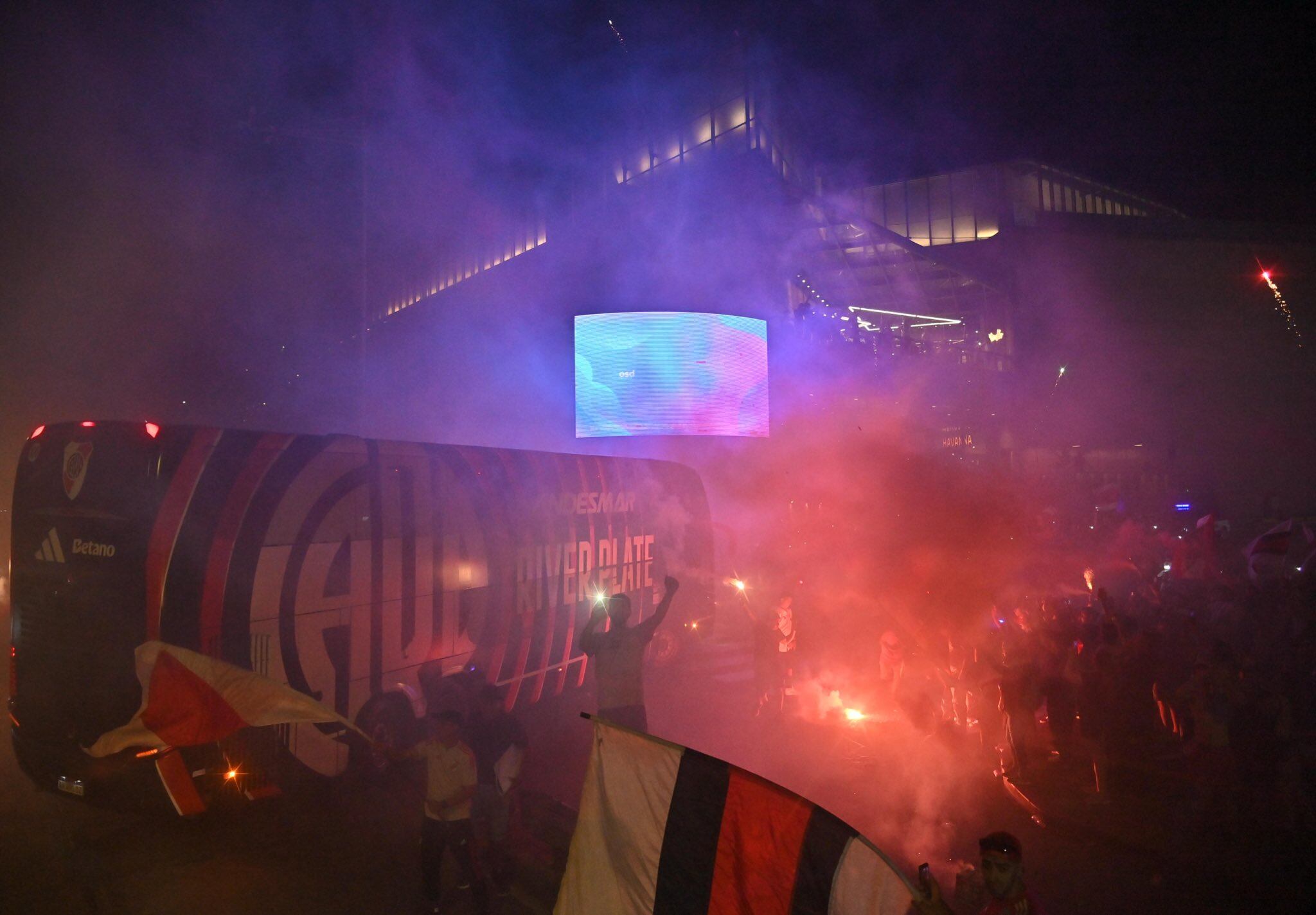 El impactante recibimiento de los hinchas de River en Córdoba, antes del partido por Copa Argentina. (Gentileza)