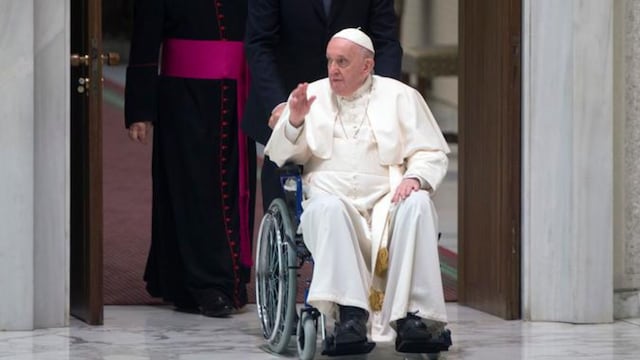 El Papa Francisco se encuentra utilizando una silla de ruedas por su dolor de rodilla. Foto: Los Andes.