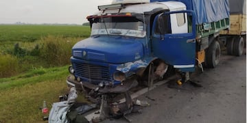 El Mercedes-Benz 1114 quedó detenido a la vera de la Ruta Provincial 91 luego del impacto. (@radio2rosario)