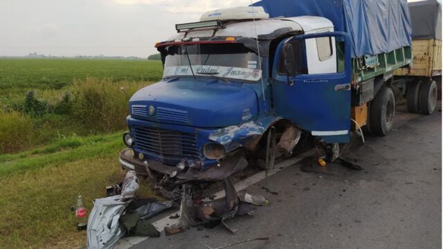 El Mercedes-Benz 1114 quedó detenido a la vera de la Ruta Provincial 91 luego del impacto. (@radio2rosario)