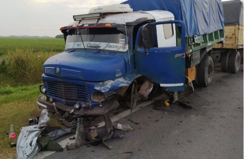 Dos jóvenes murieron tras chocar con un camión en Pueblo Andino
