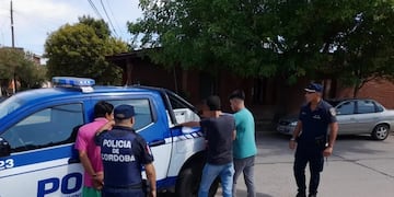 Dos hombres se llevaron la lámpara de una iglesia.