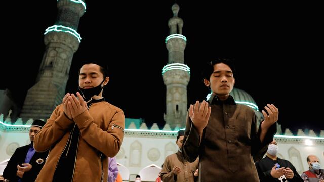 A pesar del coronavirus, los rezos se realizan igualmente en las mezquitas, pero bajo ciertos protocolos. (REUTERS/Mohamed Abd El Ghany)