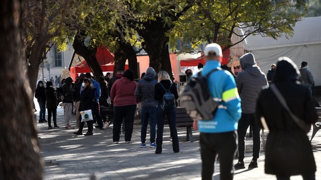 Mucha gente acudió esta mañana a puestos céntricos para testearse. Explaza Vélez Sársfield. (Pedro Castillo/ La Voz)