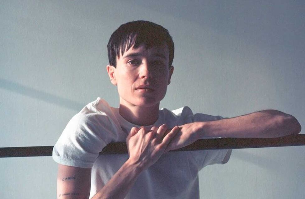 Elliot Page compartió una foto en traje de baño y, muy feliz, mostró sus cambios físicos