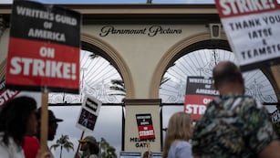 Manifestantes con letreros fuera del estudio de Paramount Pictures en Los Angeles (Foto AP/Jae C. Hong, archivo)
