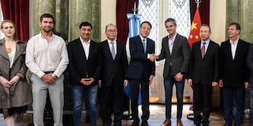El diputado Manuel Quintar (segundo desde la izquierda) integró el grupo de legisladores que acompañó a Martín Menem en la reunión con delegación parlamentaria china.