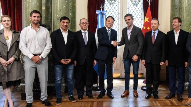 El diputado Manuel Quintar (segundo desde la izquierda) integró el grupo de legisladores que acompañó a Martín Menem en la reunión con delegación parlamentaria china.