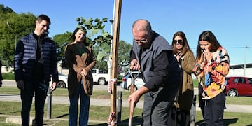 Plantaron árboles frente al Nuevo Hospital en homenaje a las personas transplantadas