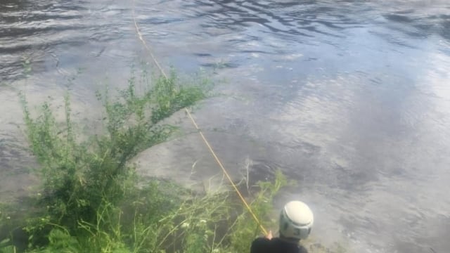 Bomberos de Cosquín rescataron a una mujer atrapada por la creciente del río. Gentileza: Punilla Informa