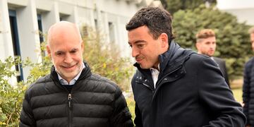 Rodrigo De Loredo con Horacio Larreta en la fábrica de autopartes Venturi Hnos., en Córdoba. (Pedro Castillo / La Voz)