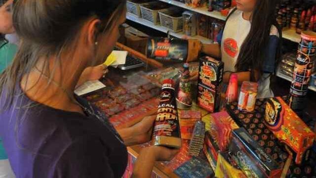 En San Rafael está prohibida la venta y uso de pirotecnia. Foto La Voz.