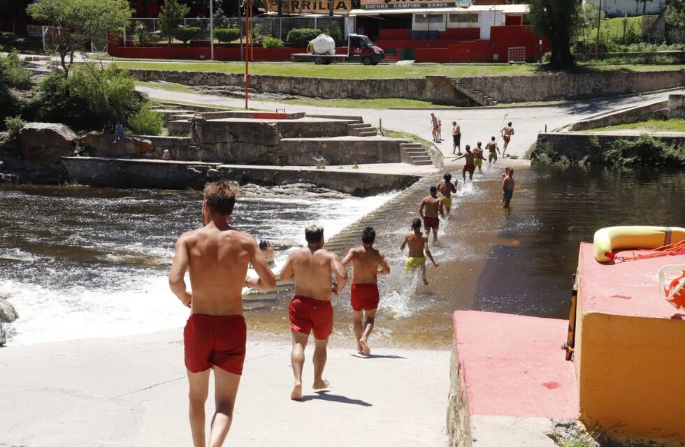 Guardavidas de Carlos Paz realizaron un entrenamiento especial en el balneario “El Fantasio”