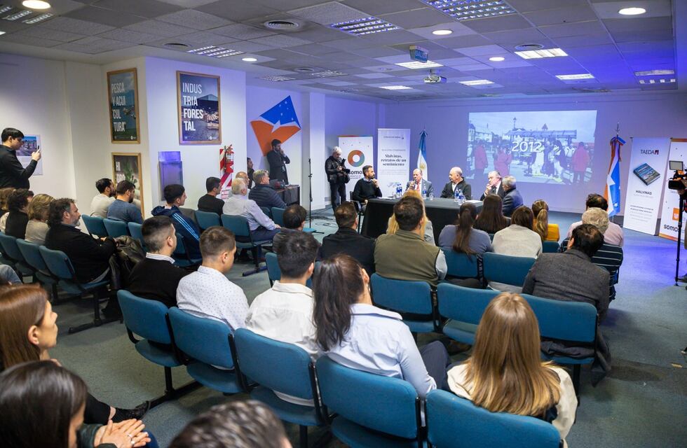Exponen muestra y presentación del libro “Malvinas. Cuatro viajes -1982-2022″